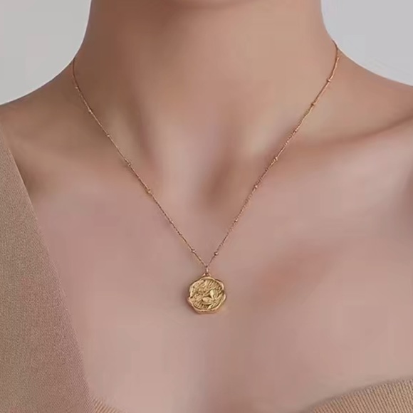 NEW Gold Tone Round Tag Floral Print Necklace - Picture 4 of 4